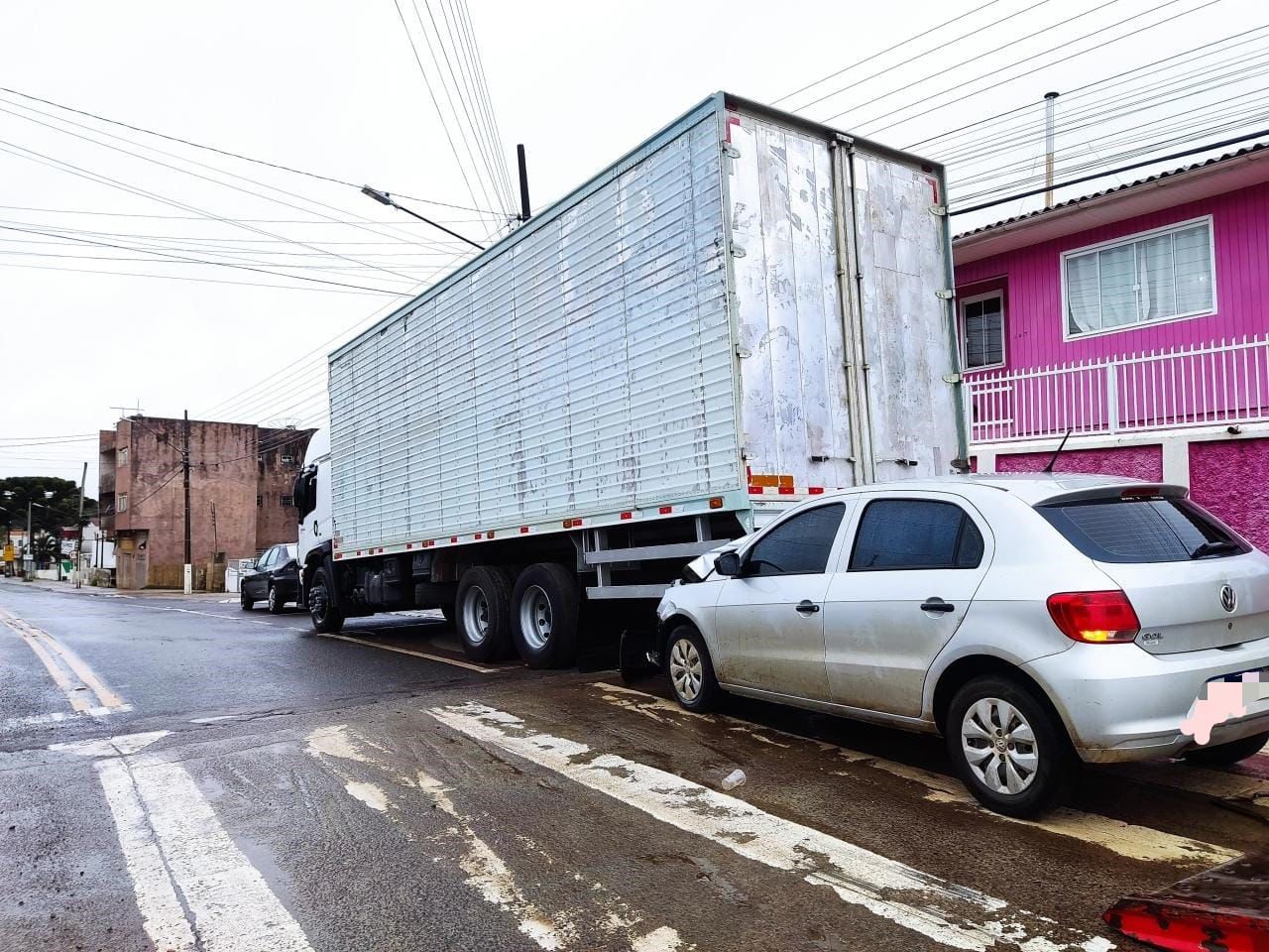 Motorista abandona carro após colisão em São Joaquim. | Foto: PMRv