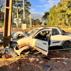 Motorista colide veículo contra poste na BR-163