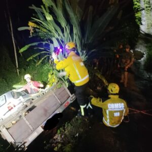 Motorista perde controle e carro cai em ribanceira em Florianópolis. Foto: CBMSC/Divulgação