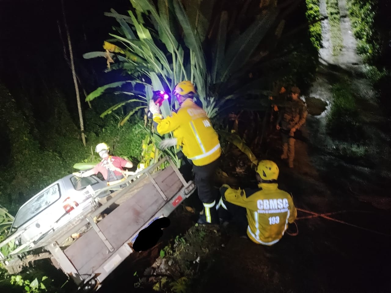 Motorista perde controle e carro cai em ribanceira em Florianópolis. Foto: CBMSC/Divulgação