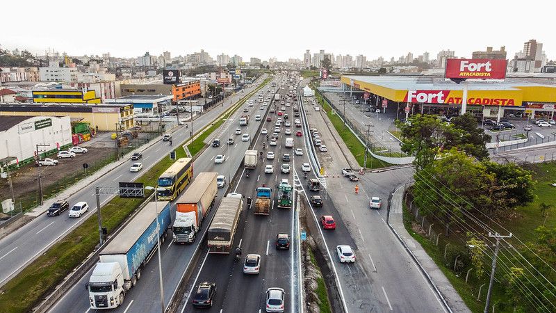 Partiu ‘descer’? Veja as melhores rotas e horários para viajar na BR-101 | Foto: Fiesc