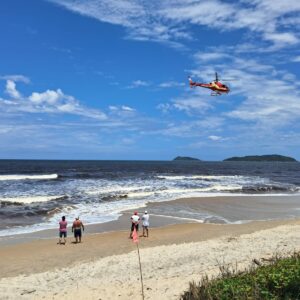 Mulher é resgatada e jovem desaparece após serem arrastados por correnteza em SC