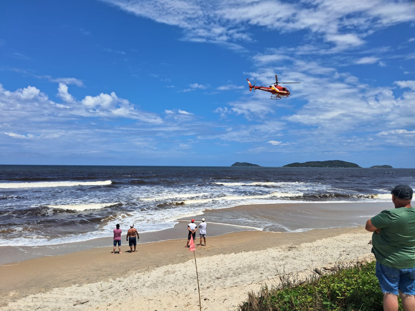 Mulher é resgatada e jovem desaparece após serem arrastados por correnteza em SC