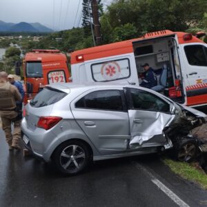 Pai, mãe e filha sofrem ferimentos graves e acidente mobiliza helicóptero na Capital 