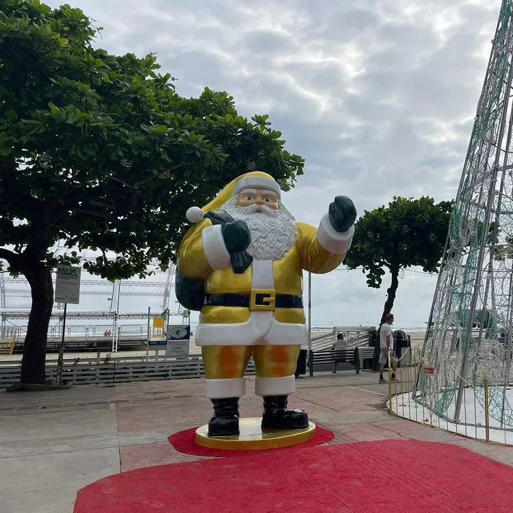 Papai Noel verde e amarelo chama a atenção em Balneário Camboriú. | Foto: Reprodução/Redes Sociais 