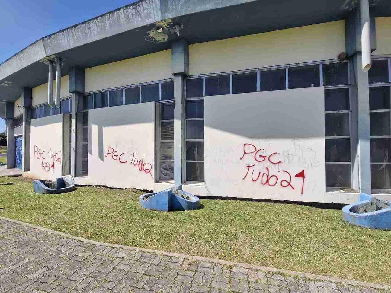 Pichações no Ginásio Jones Minosso geram preocupação em Lages | Foto: Gabriel Senem / Rádio Clube de Lages