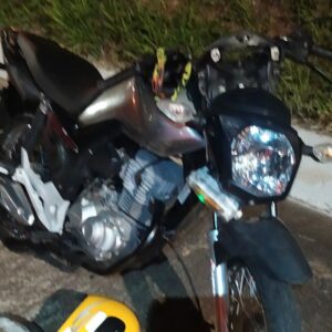 Queda de motocicleta em ribanceira deixa duas pessoas feridas