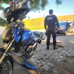 Três homens na mesma moto sofrem acidente em Florianópolis. - Foto: GMF/Reprodução