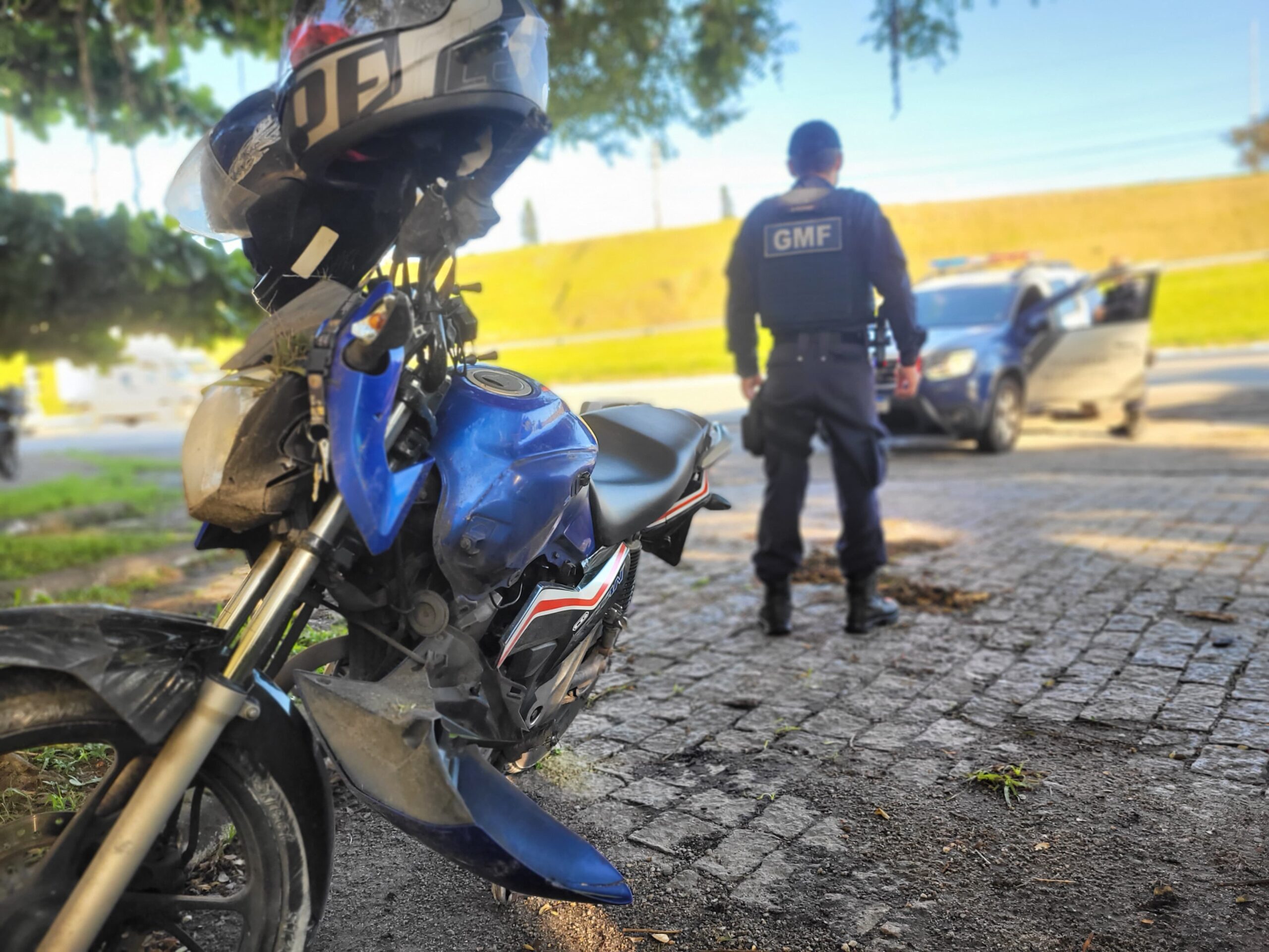 Três homens na mesma moto sofrem acidente em Florianópolis. – Foto: GMF/Reprodução