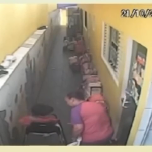 Vídeo flagra funcionária de creche amarrando criança em cadeira. - Foto: Internet/Reprodução