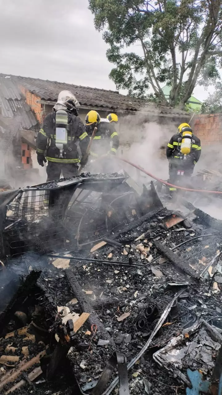 Incêndio consome casa e deixa família desabrigada em São José. – Foto: CBMSC/Reprodução