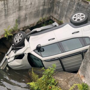 tentativa de fuga de uma blitz da Lei Seca terminou em acidente na SC-401. - Foto: PMRV/Reprodução