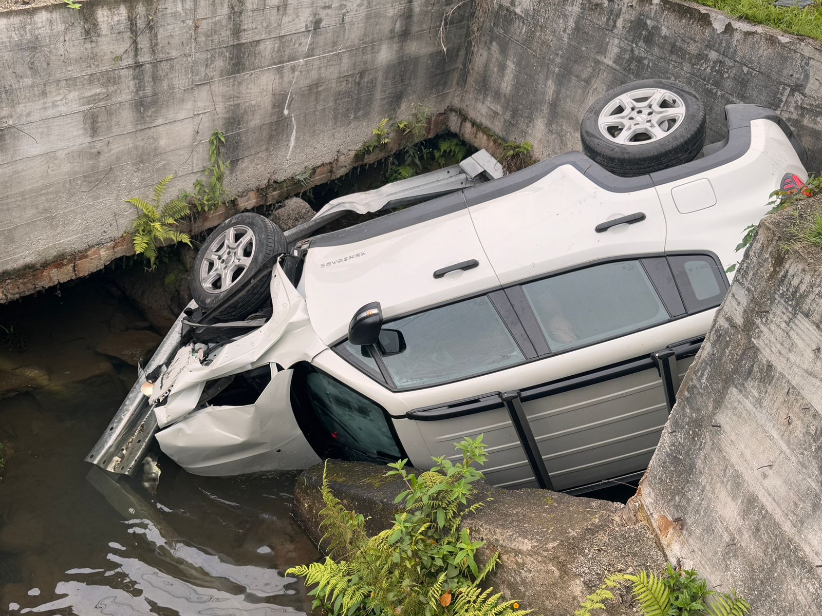 tentativa de fuga de uma blitz da Lei Seca terminou em acidente na SC-401. – Foto: PMRV/Reprodução