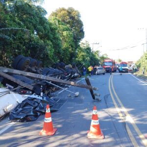 Carreta tomba, carro bate e SC-407 em Biguaçu fica interditada. - Foto: CBMSC/Reprodução