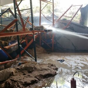 Um princípio de incêndio em um galpão comercial movimentou a equipe do Corpo de Bombeiros de Balneário Camboriú e Camboriú na manhã deste domingo (22). - Foto: CBMSC/Reprodução