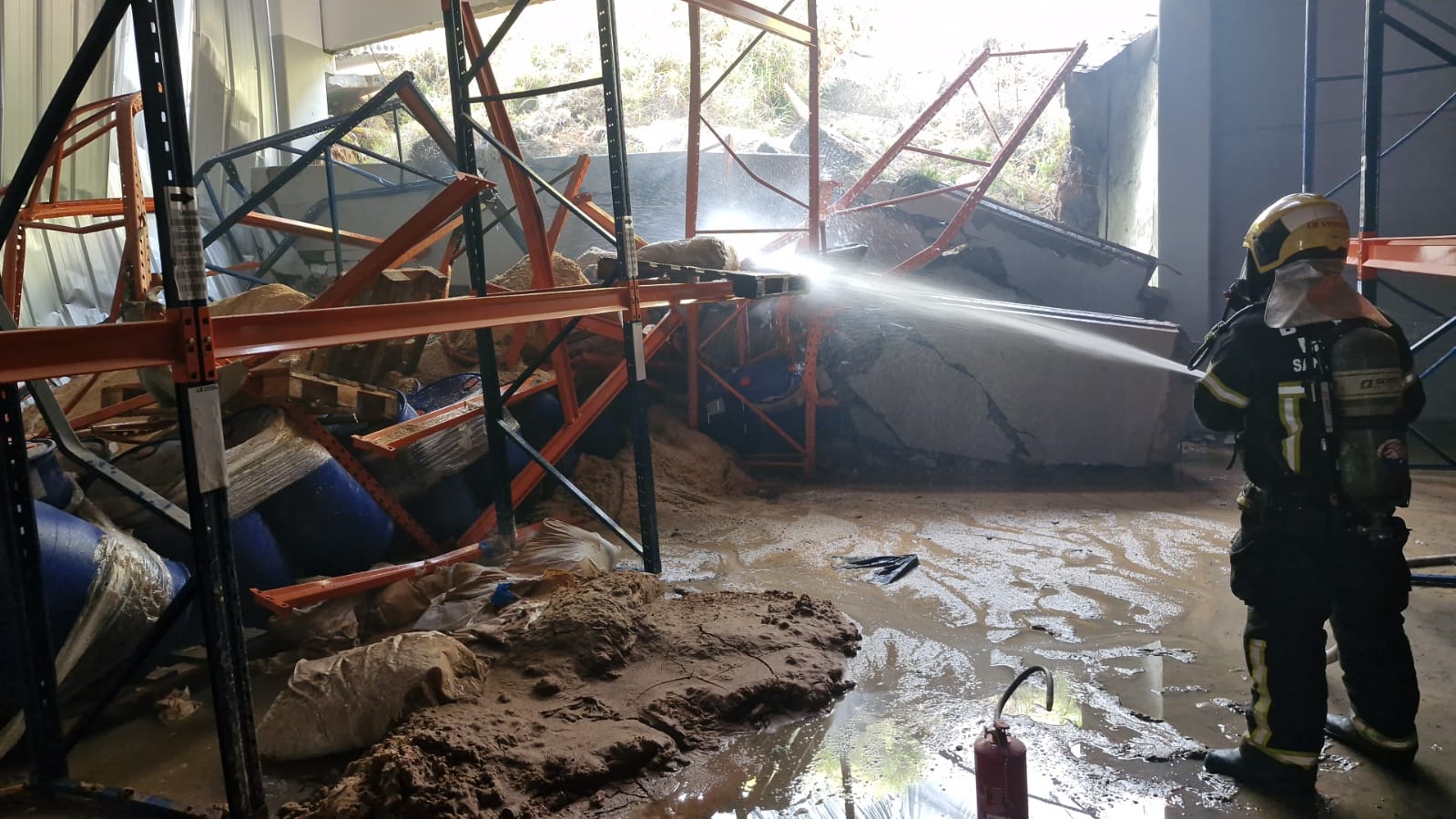 Um princípio de incêndio em um galpão comercial movimentou a equipe do Corpo de Bombeiros de Balneário Camboriú e Camboriú na manhã deste domingo (22). - Foto: CBMSC/Reprodução