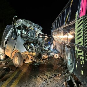 O acidente ocorreu por volta das 3h38 desta segunda-feira (23)