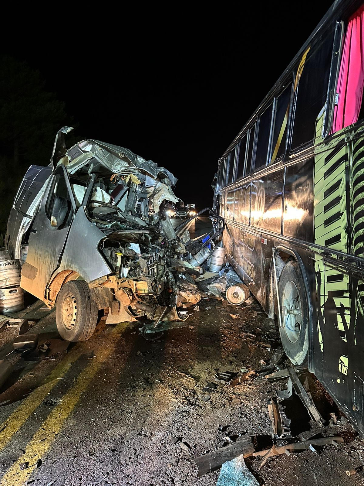 Colisão frontal na BR-470, em Curitibanos, Santa Catarina, deixou um jovem de 21 anos morto. – Foto: CBMSC/Reprodução