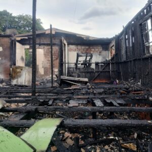 Incêndio destrói casa de idosa internada em Chapecó. - Foto: CBMSC/Reprodução