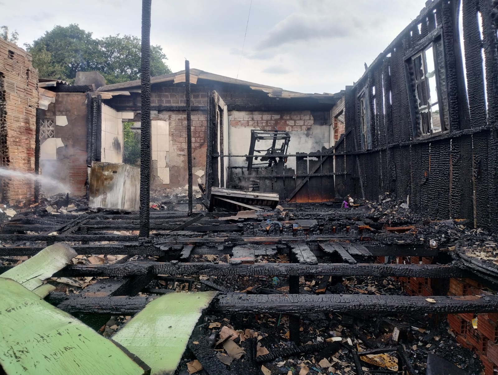 Incêndio destrói casa de idosa internada em Chapecó. - Foto: CBMSC/Reprodução