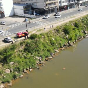 Veículo cai em rio de SC e mobiliza bombeiros; motorista não foi encontrado