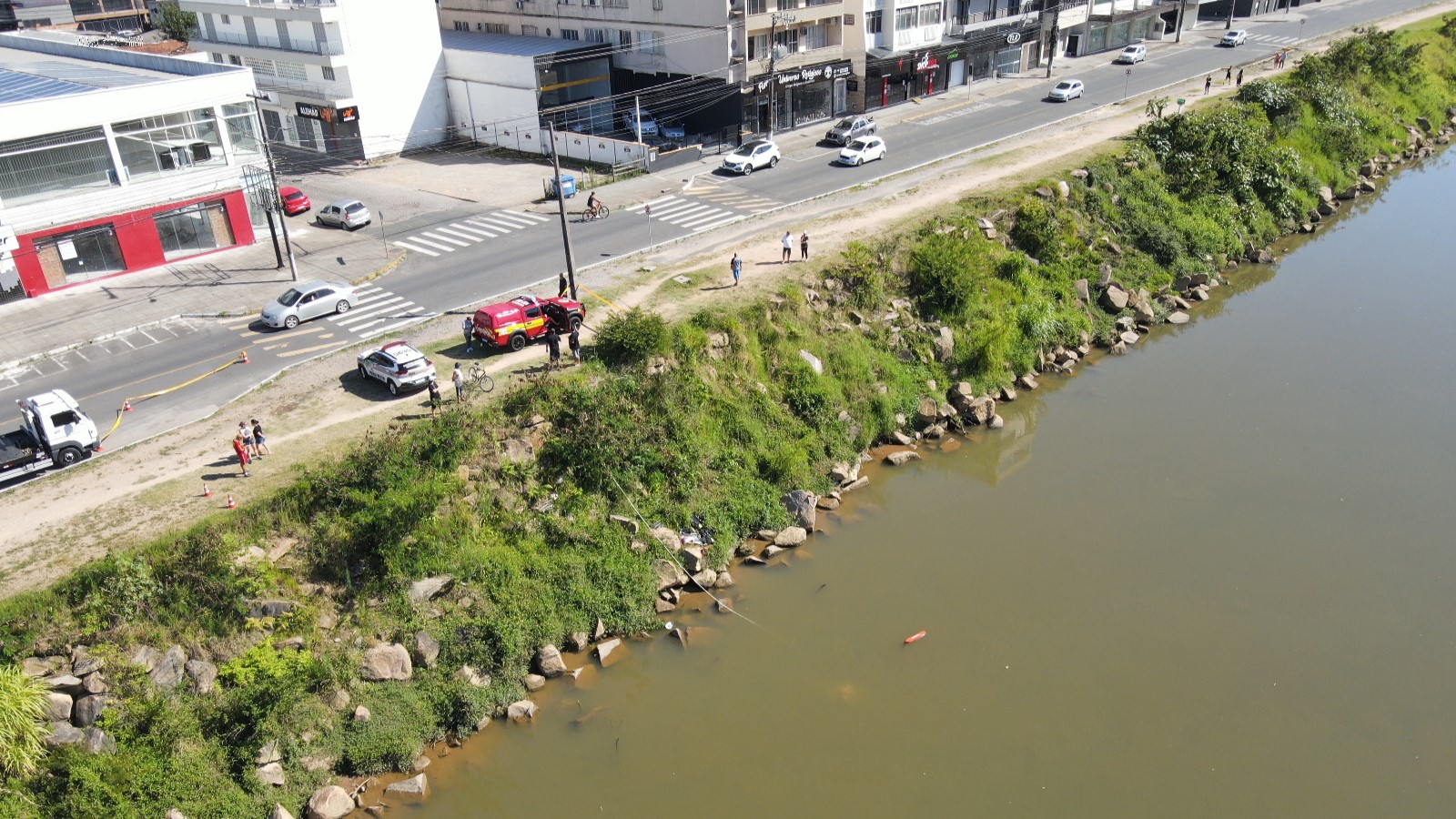 Veículo cai em rio de SC e mobiliza bombeiros; motorista não foi encontrado