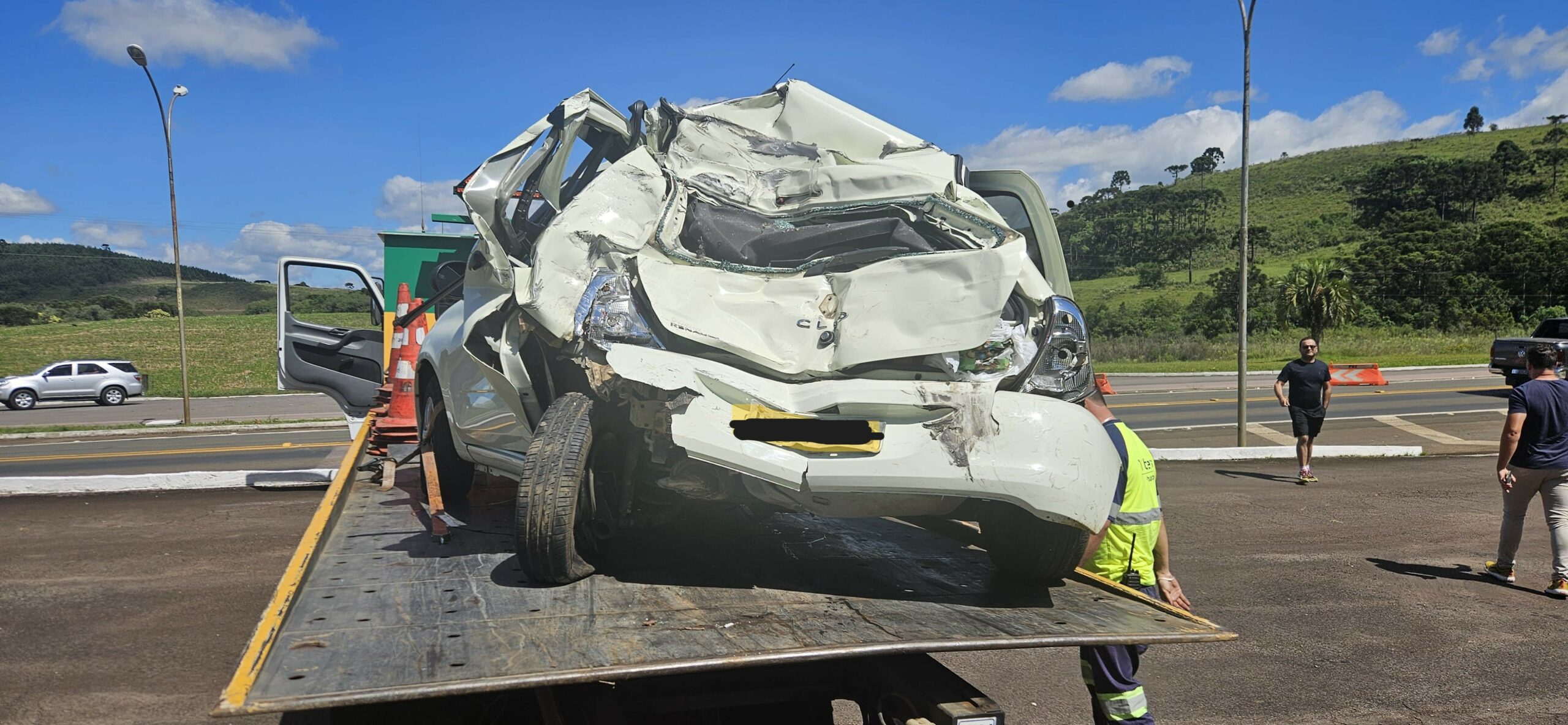 homem morre em grave acidente entre carro e caminhão na BR-116