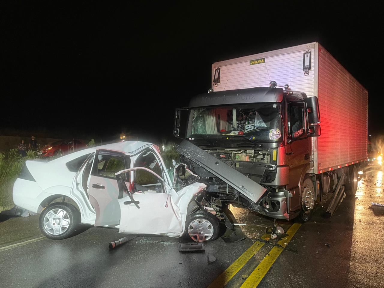 A parte da frente do carro ficou totalmente destruída | Foto: 5ºBBM