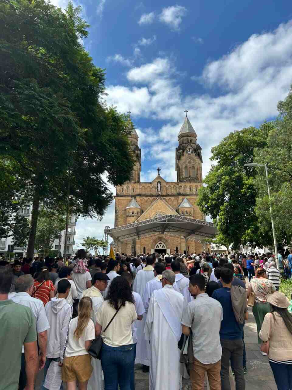 Fiéis em frente a Catedral de Lages | Foto: Diocese Lages