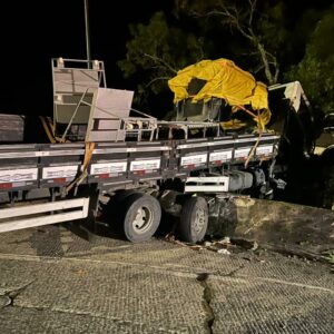 O caminhão ficou com a parte da frente pendurada na mureta | Foto: PMRV