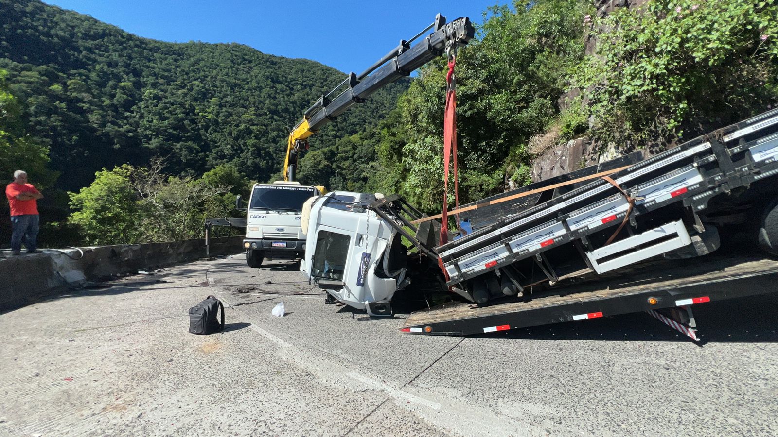 Um guincho foi acionado para retirar o caminhão do local | Foto: PMRV