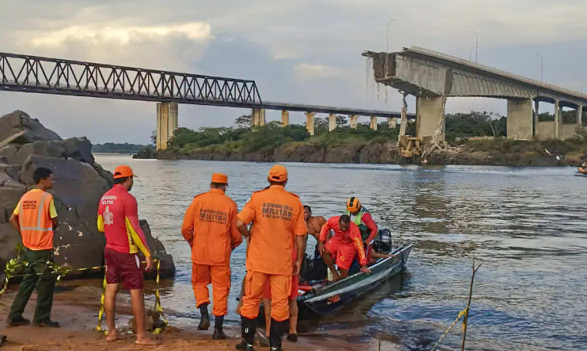 Ponte entre Tocantins e Maranhão desabou neste domingo (22). - Foto: Bombeiros Militar/ Governo do Tocantins