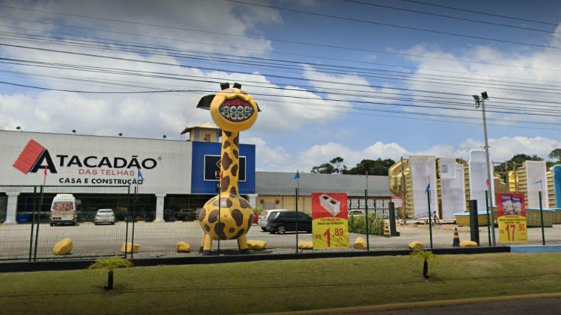 ‘Ridícula’: girafa em frente a empresa de SC gera polêmica na web. – Foto: Google Maps/Reprodução