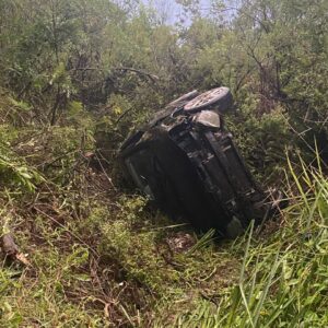 Mulher é resgatada após carro capotar e cair em vala na BR 282 | Foto: 5º BBM 