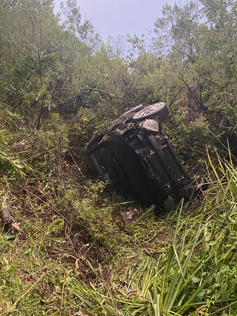 Mulher é resgatada após carro capotar e cair em vala na BR 282 | Foto: 5º BBM 