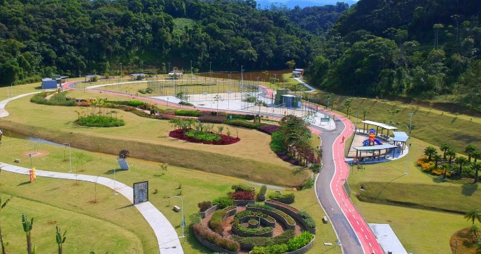 Adolescentes vão parar na delegacia após serem flagrados em ato sexual em banheiro de parque em SC