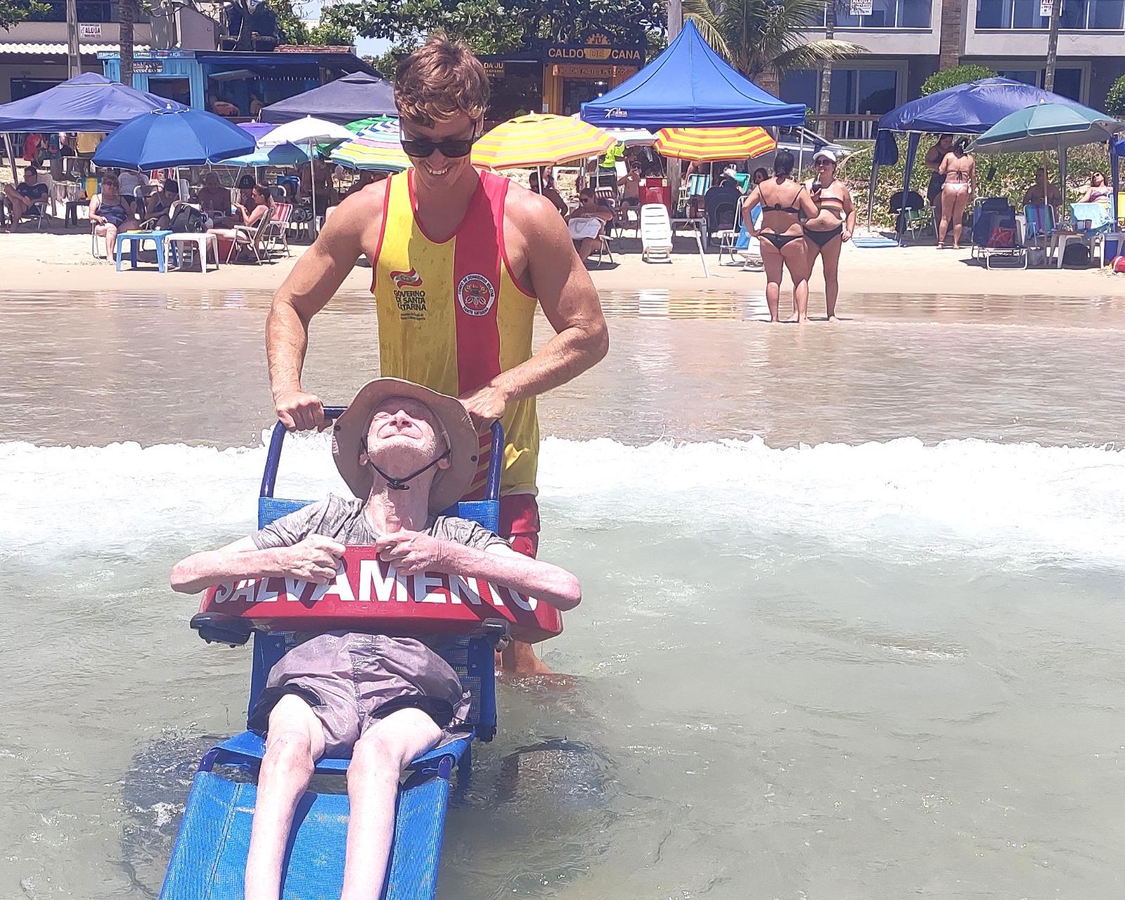 Aos 69 anos, morador de SC realiza sonho de tomar banho de mar