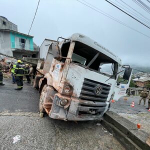 Caminhão colide contra residência em Florianópolis | Foto: CBMSC/Divulgação