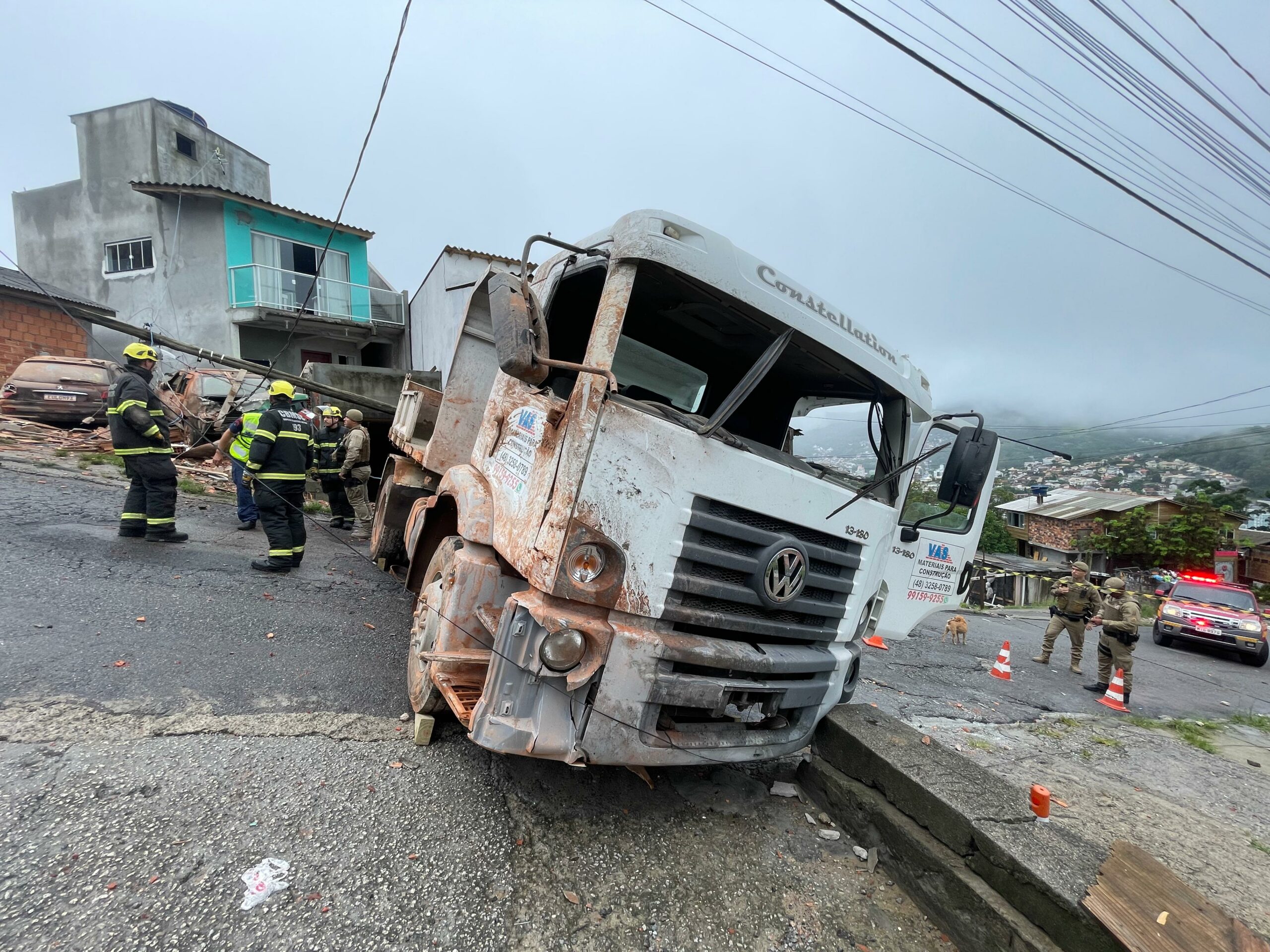 Caminhão colide contra residência em Florianópolis | Foto: CBMSC/Divulgação