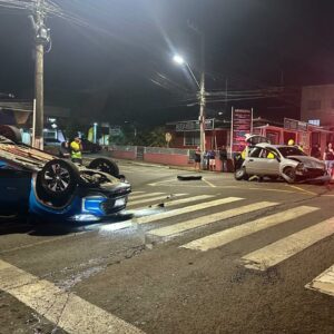 Caminhonete capota ao colidir em carro em Fraiburgo