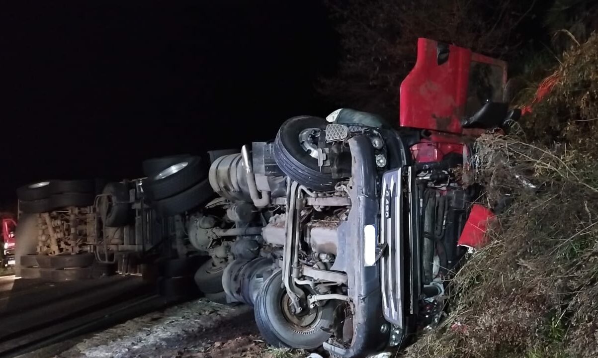 Carreta tomba em curva da BR-282 e motorista fica encarcerado