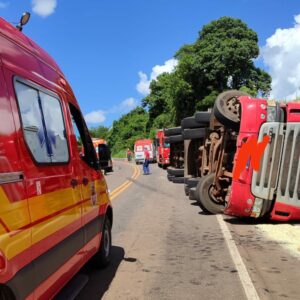 Carreta tomba na SC-160 e deixa duas pessoas feridas