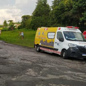 Carro de funerária que levava corpo de idosa capota e motorista fica ferido