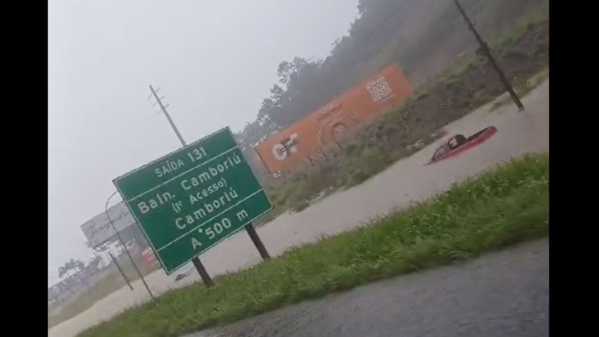 Carros ficam embaixo d’água em Balneário Camboriú