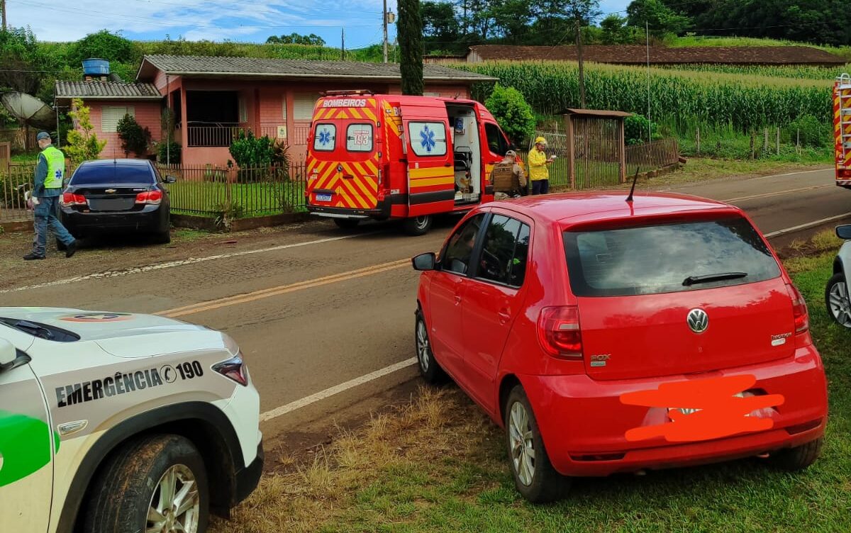 Colisão entre carros deixa uma mulher ferida na SC-492