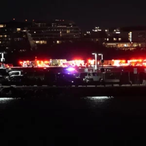 Avião comercial e helicóptero militar colidem em aeroporto | Foto: AP Photo/Alex Brandon, via SBT News