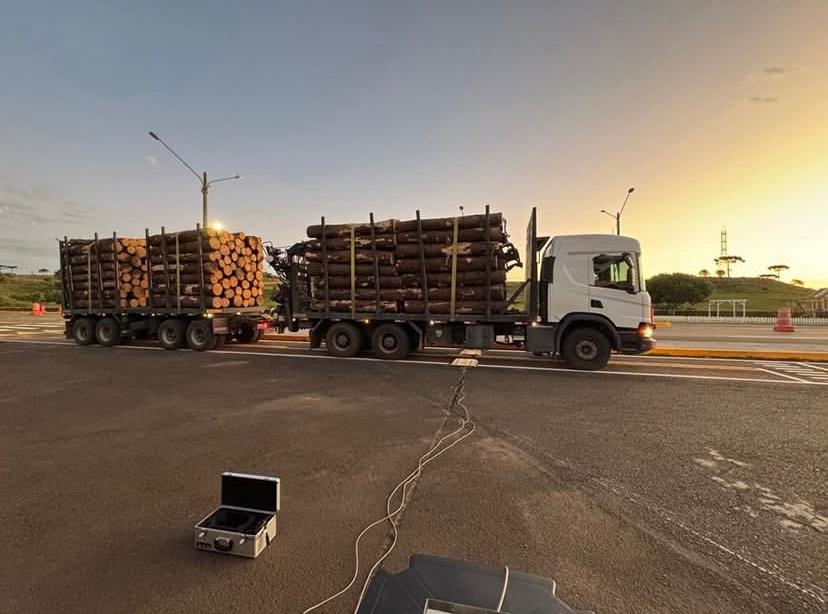 Caminhão é flagrado com 15 toneladas de excesso de carga em Painel | Foto: PMRV/SC