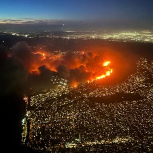 Mortes e evacuações; incêndios florestais devastam Los Angeles. - Foto: Mohamad Safa/Reprodução