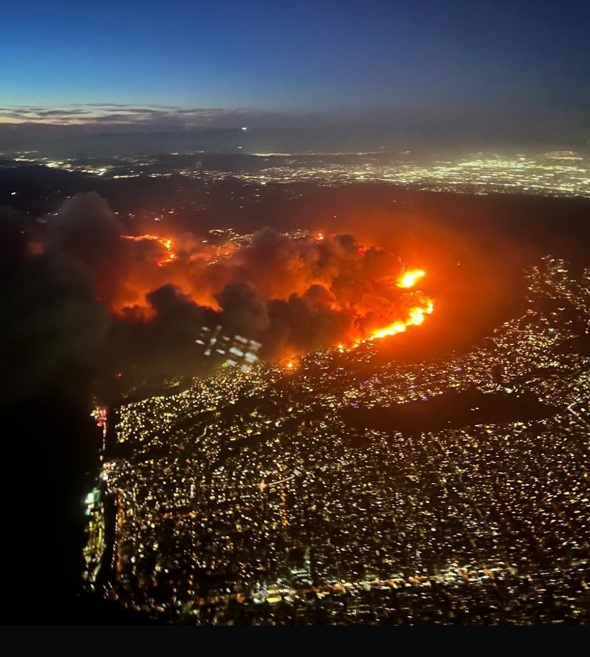 Mortes e evacuações; incêndios florestais devastam Los Angeles. – Foto: Mohamad Safa/Reprodução