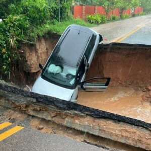 Após chuvas, cratera se abre e 'engole' carro em Florianópolis. - Foto: Ricardo Pastrana/Reprodução